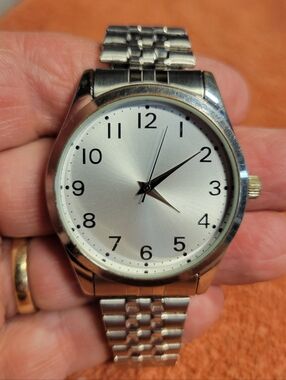 Men's large dial silver tone watch with expandable band